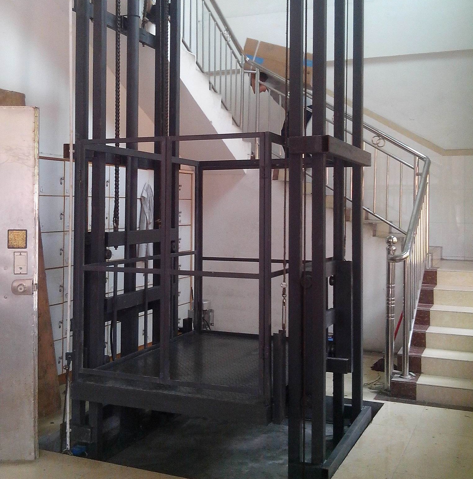 四軌單杠導(dǎo)軌貨梯